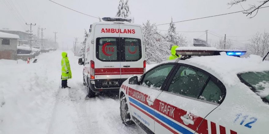 Kahramanmaraş’ta hastalanan vatandaşa ve yolda kalan ambulansa yardım