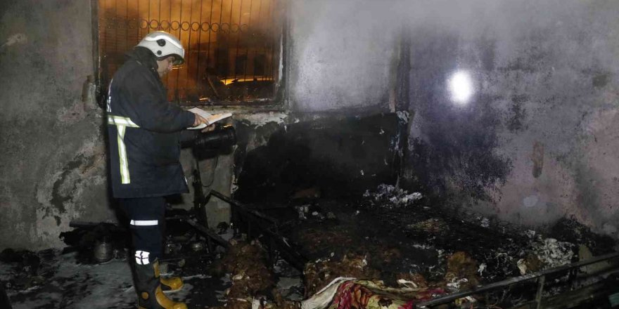 Üst kattaki daireyi yağmalayıp, alt katı çocuklar içerdeyken ateşe verdiler