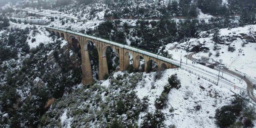 Kar ve sis manzarası ile tarihi Varda Köprüsü göz kamaştırdı