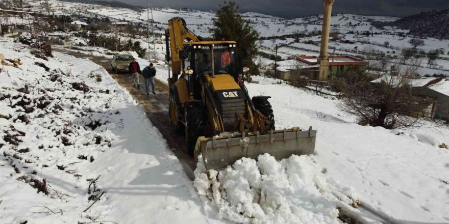 Tarsus’ta ekiplerin karla mücadelesi aralıksız sürüyor