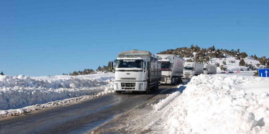 Antalya-Konya karayolunda kar esareti sona erdi