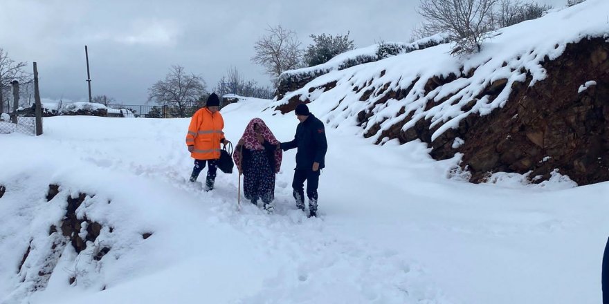 Yol kardan kapandı, hasta kadının imdadına ekipler yetişti