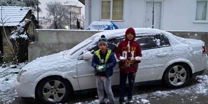 Antalya’da karla kaplı sahada golf oynadı