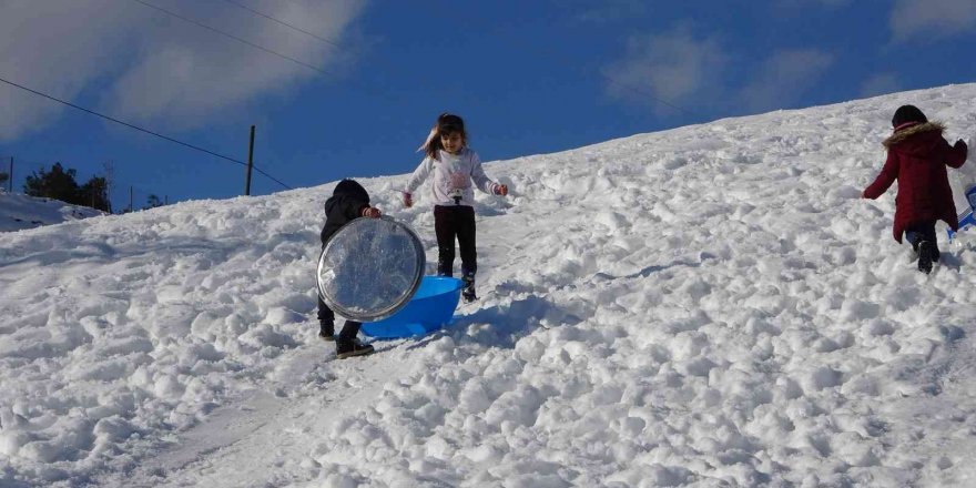 Adana’da tepsili leğenli karda kayma keyfi