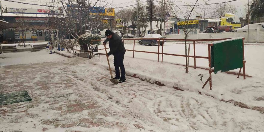 Antalya’nın Korkuteli ilçesinde kar kalınlığı 5 santimi buldu