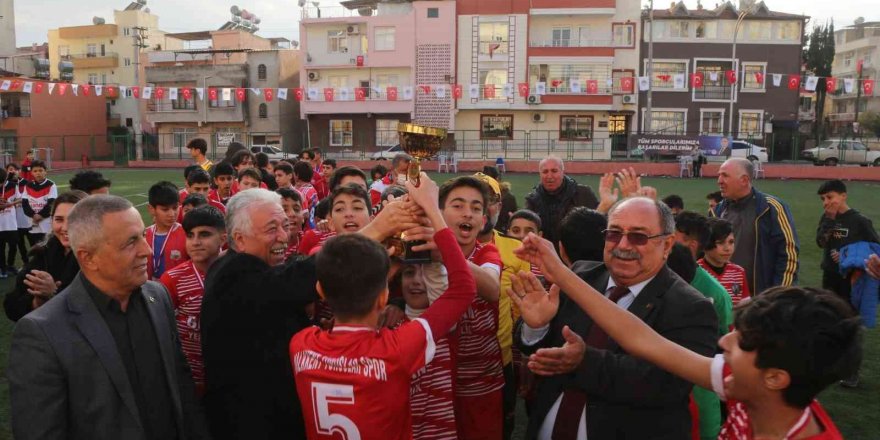 3 Ocak Minikler Futbol Turnuvasında şampiyon Toroslar Halkkent Spor