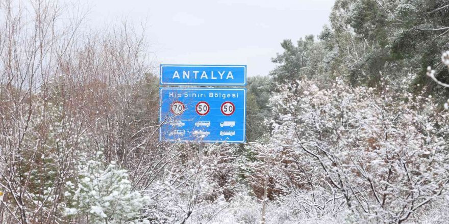 Antalya’nın Merkezinde Yıllar Sonra Kar Sevinci, Yüksek Kesimlerinde Mücadele