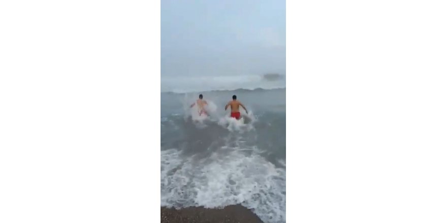 Antalya’da iki kardeş karın sevincini lapa lapa yağan kar altında denize girerek çıkardı