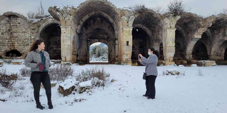 Döşemealtı beyaza büründü