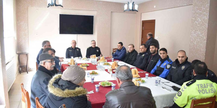 Tarsus Emniyet Müdürü Ebubekir Fil muhtarlarla bir araya geldi