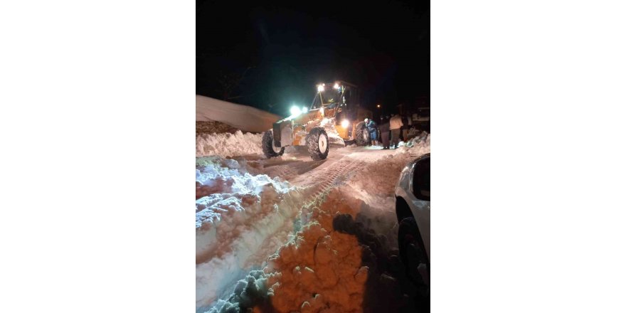 Acil hastalar iş makinalarıyla ambulansa ulaştırıldı