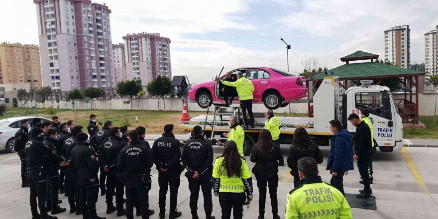 Çevik kuvvet polislerine simülasyon aracında trafik eğitimi