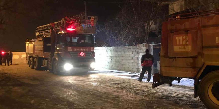 Iğdır’da madde bağımlısı genç evi ateşe verdi