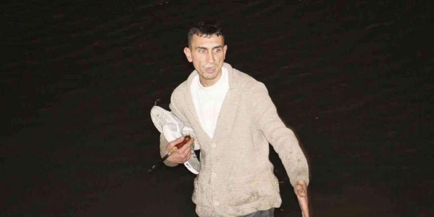 Bekçilerden kaçarken sulama kanalına girdi, etrafı çevrilince bıçak çıkarıp direndi