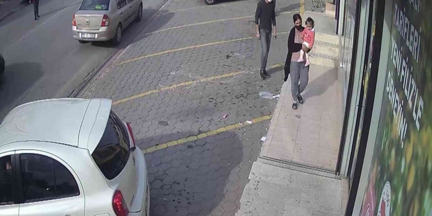 Kucağında bebeği olan kadının cüzdanını böyle çaldı