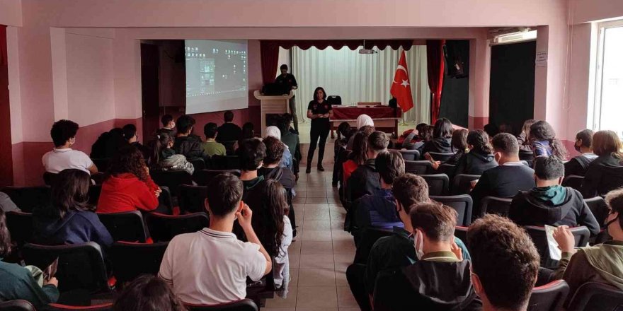 Gençler terör örgütlerine karşı bilgilendiriliyor