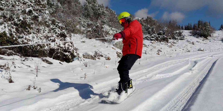 Turizmin gözdesi Kemer’de, bu kez snowboard keyfi