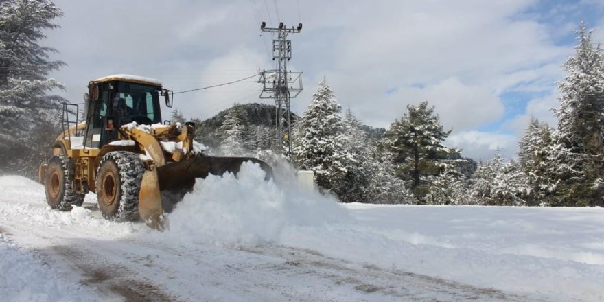 Antalya’da kardan kapanan yollarda çalışma