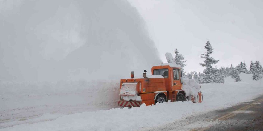 Antalya’nın Akseki ilçesinde 51 mahallenin de yolu kardan temizlendi