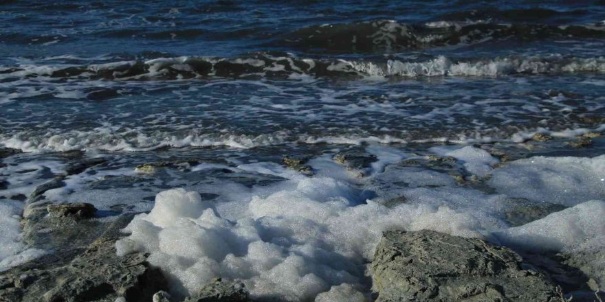 Kar yağışının ardından Burdur Gölü köpüklendi