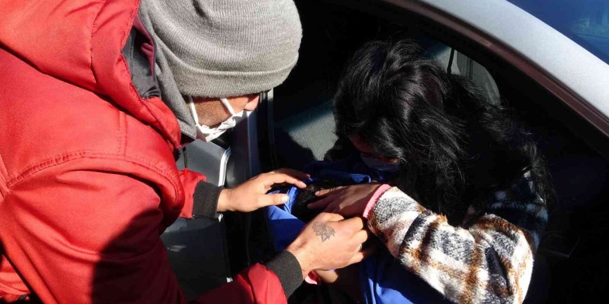 Karnında ölen bebeği için ameliyatlı halde mezarlığa geldi, gözyaşları sel oldu