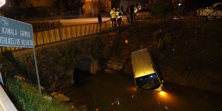 Otomobille çarpışan ticari araç korkulukları parçalayıp kanala uçtu