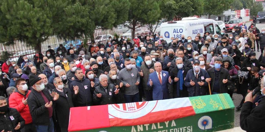 Antalyaspor’un eski futbolcusu Oral Yenigün törenle toprağa verildi