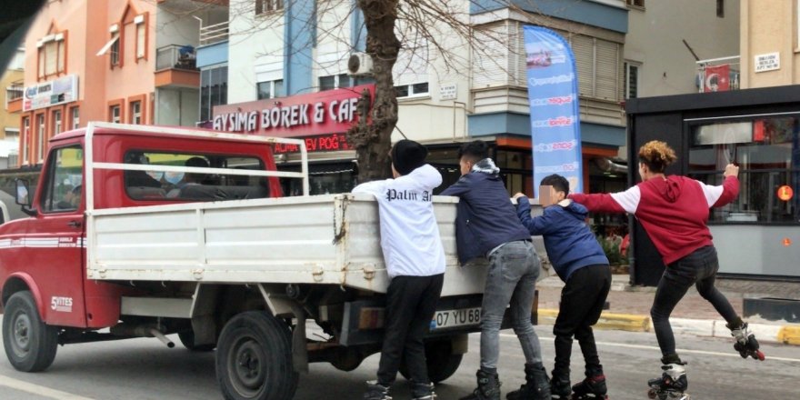 Patenli gençlerin müzik eşliğinde ölümle dansı