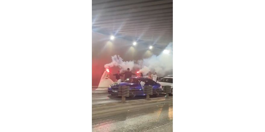Antalya’nın en işlek yolunu trafiğe kapatıp çiftetelli oynadılar