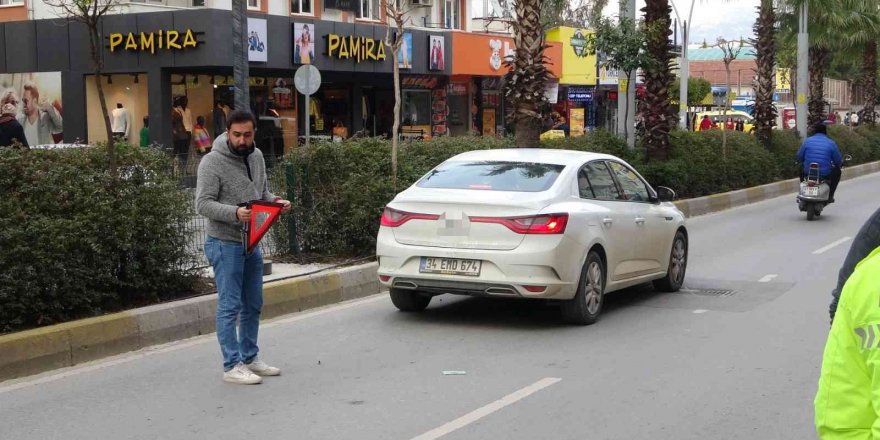 Otomobile arkadan çarpan motosikletli kurye ölümden döndü