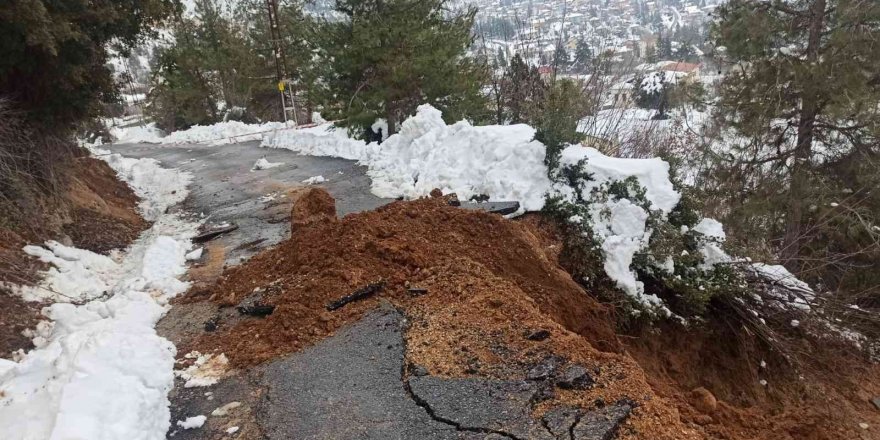 Mersin’de heyelan yolu kapattı