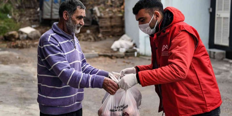 Mersin Büyükşehir Belediyesi, vatandaşa 50 ton daha patates ve soğan dağıtıyor