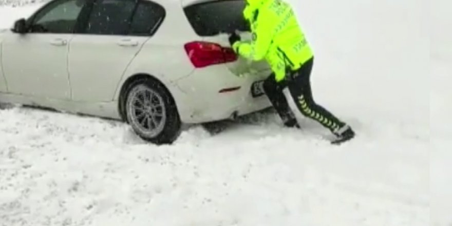 Kara saplanan aracı polis memuru kurtardı