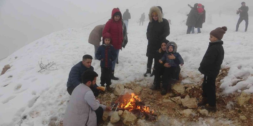 Hatay’da vatandaşlar karın tadını sucuk ekmekle çıkardı