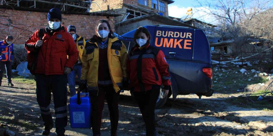 Burdur’da sağlık ekipleri yağmur, çamur demeden köy köy gezip aşı yapıyor