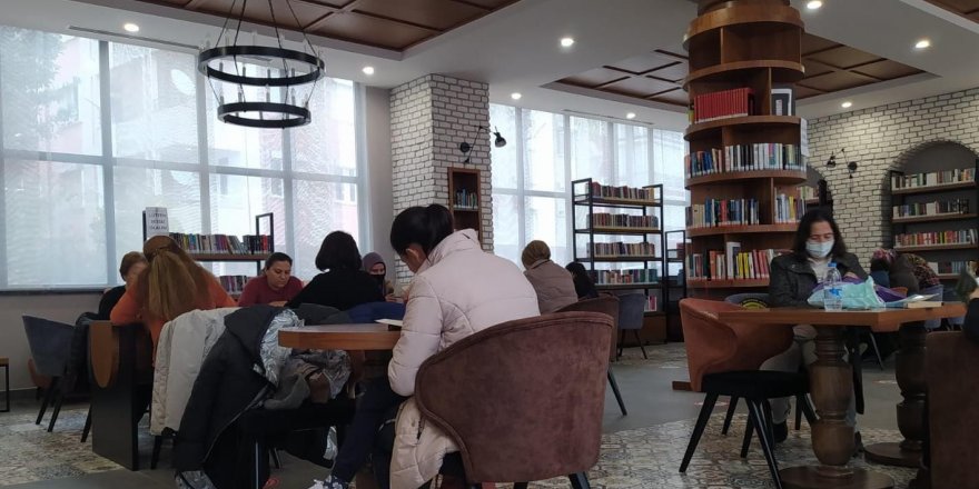 Ev hanımları, önce tekvando yapıp ardından kitap okuyorlar