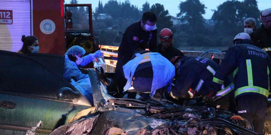 1 kişinin öldüğü ve otomobilin hurdaya döndüğü kazada yaralıyı kurtarma seferberliği