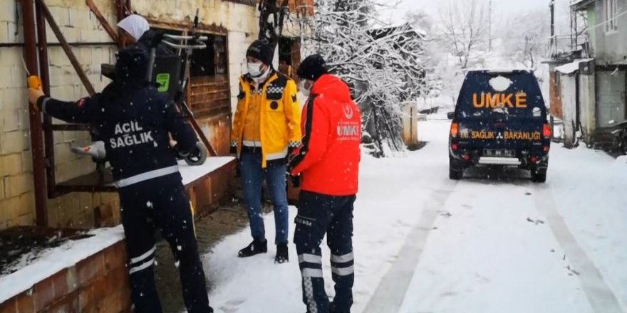 Kar sebebiyle ulaşıma kapanan köydeki diyaliz hastasının yardımına UMKE yetişti