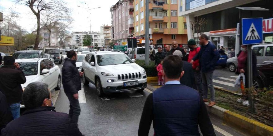 Yaya geçidine park edip kazaya davetiye çıkardı