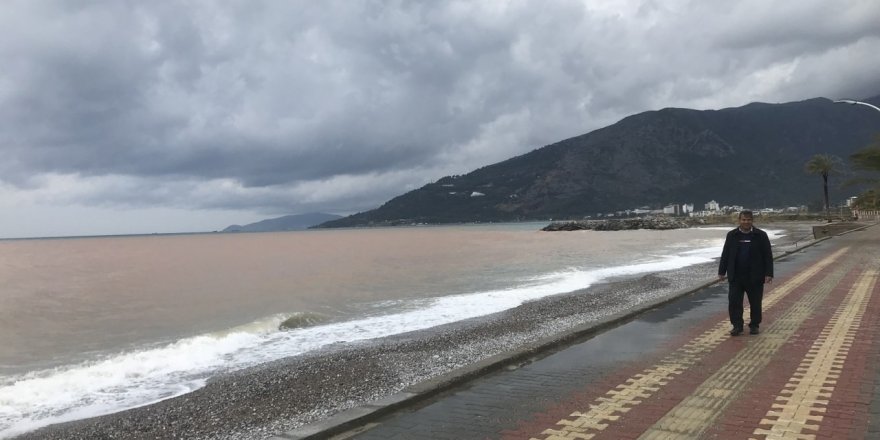 Bozyazı’da deniz kahverengiye döndü