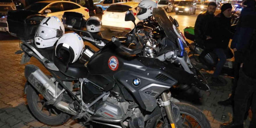 Dur ihtarına uymayan otomobil polis motosikletine çarptı: 2 polis yaralı