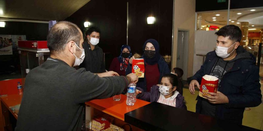 Çocuklara karne hediyesi Döşemealtı Belediyesi’nden