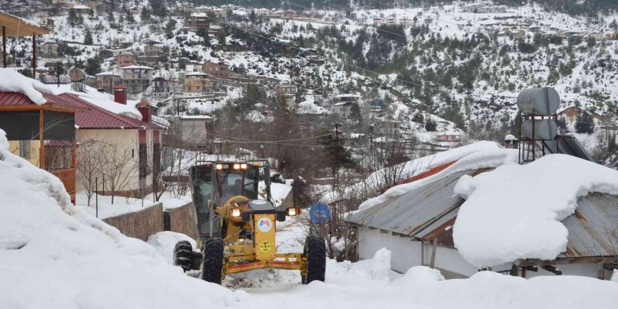 Mersin’de karla mücadele çalışmaları sürüyor