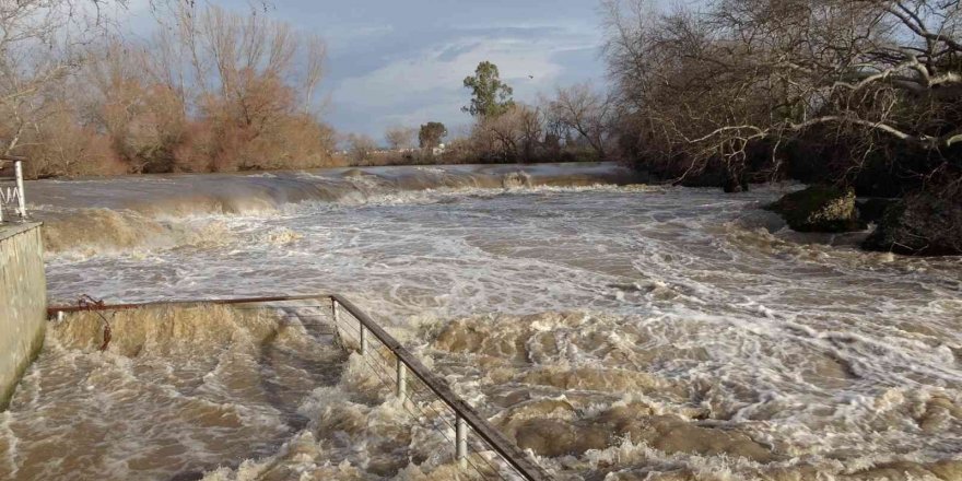 Manavgat Şelalesi’nde bulunan tesisler sular altında kaldı