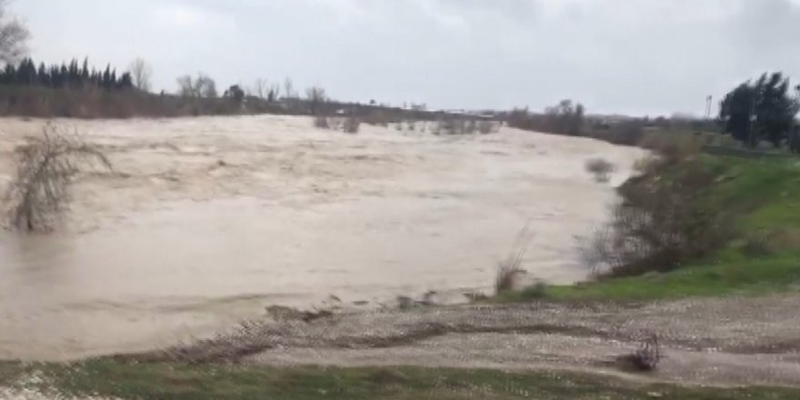 Aşırı yağış Köprüçayı Irmağı’nı taşırdı, ırmak kenarındaki restoran su altında kaldı