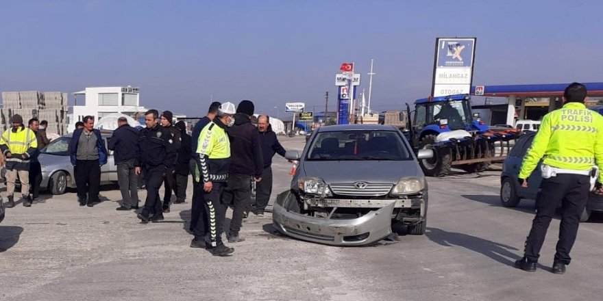 Kavşakta otomobiller çarpıştı, sürücüler yaralandı