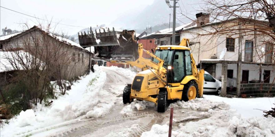 Antalya’da 30 santimetre dolu yağdı, temizlik için iş makineleri seferber oldu