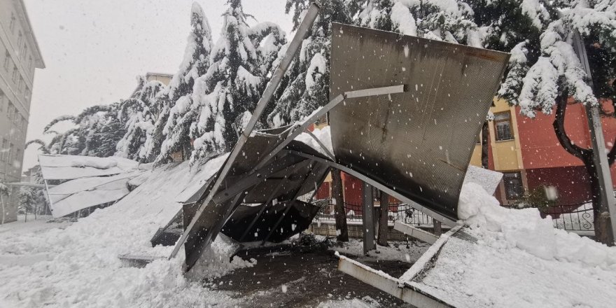 Isparta Aile ve Sosyal Politikalar İl Müdürlüğü otopark çatısı yoğun kara dayanamayıp çöktü