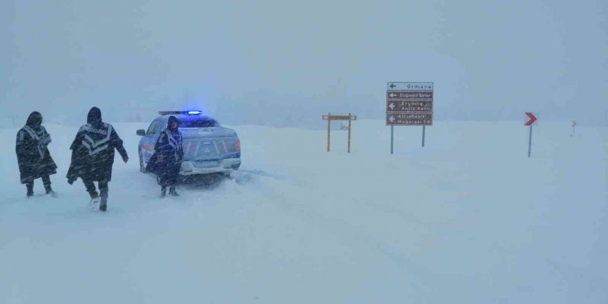 Jandarma, 412 devriyeden oluşan 897 personel ile hava muhalefetiyle mücadele ediyor