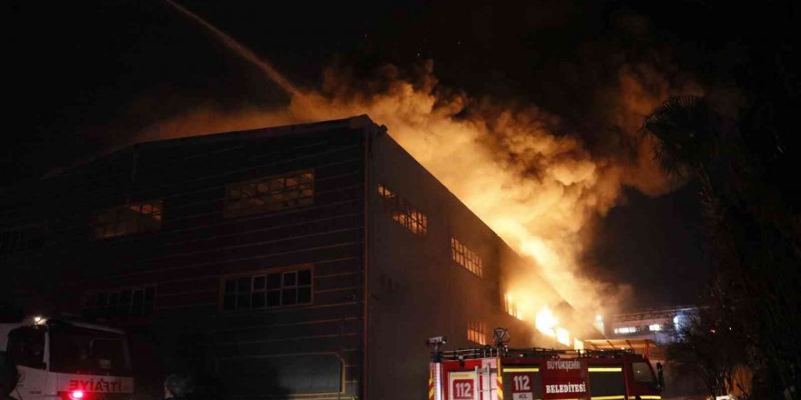 Adana’da hijyenik ürün üretim fabrikasının deposunda yangın